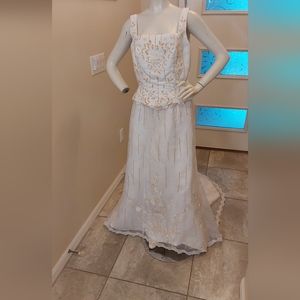 WEDDING GOWN SLEEVELESS SIZE 14